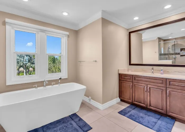 Waterfront Indian Rocks Gem *